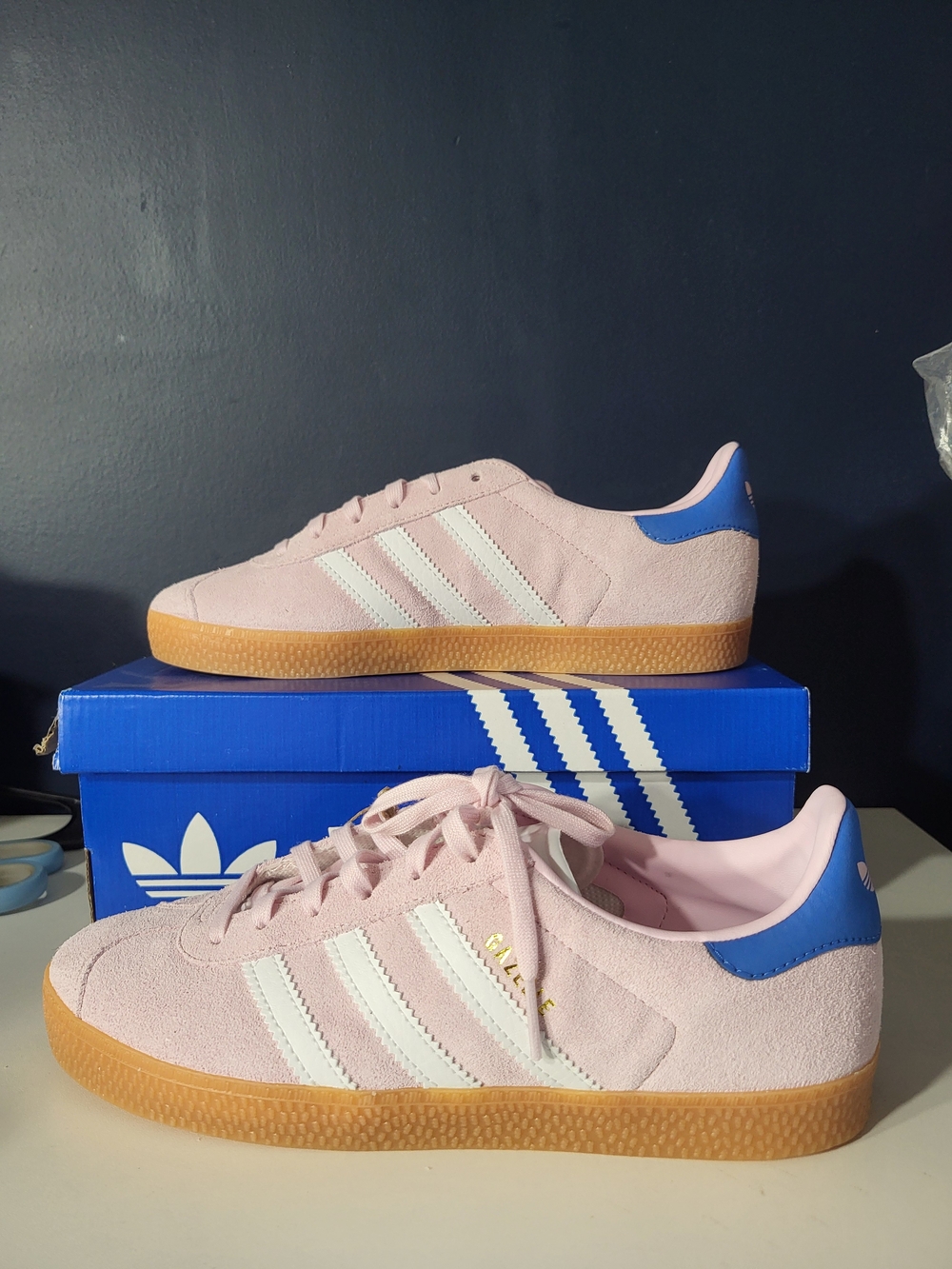 Adidas Gazelle Kids Girls 7 7y Womens 8 Suede Sneakers in Pink with Blue Heel